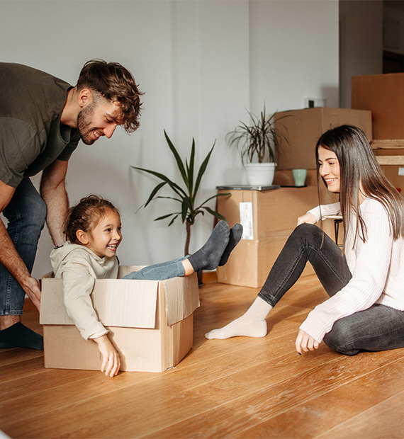 familia se mudando para casa nova