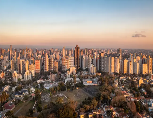 Vista aérea de Curitiba ao pôr do sol.